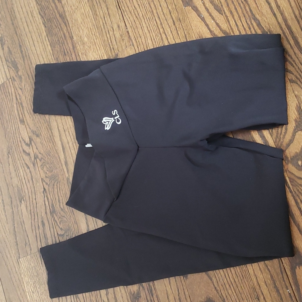 Cls black scrunch butt v cut leggings M